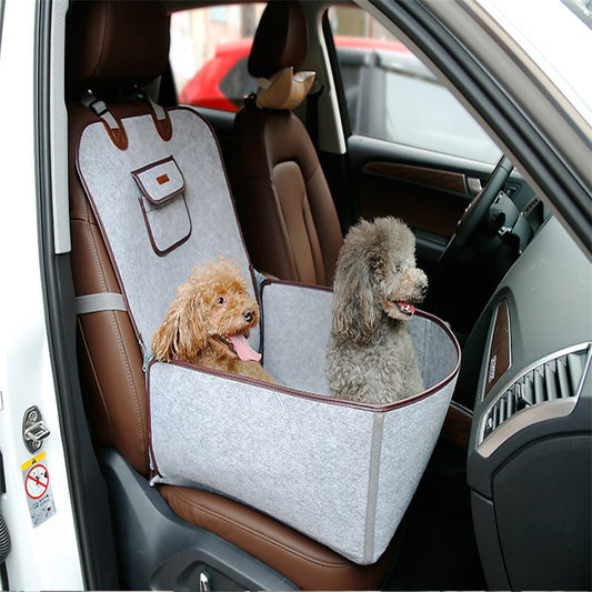 Siège auto 2-en-1 Selana en feutre gris installé sur le siège passager d'une voiture, avec deux petits chiens caniches assis confortablement à l'intérieur