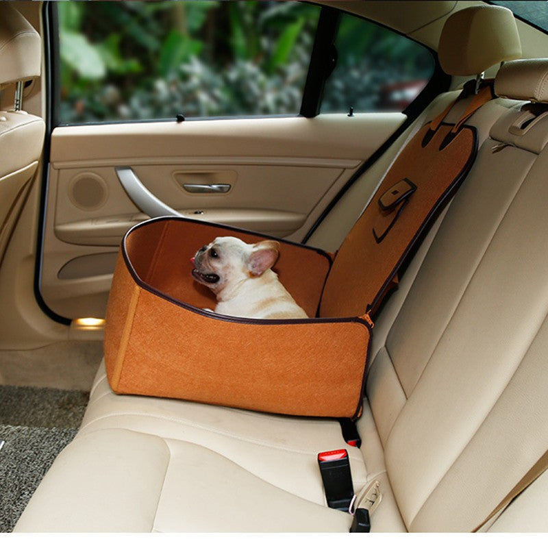 Texte alternatif (alt text) :

Siège auto 2-en-1 Selana en feutre brun installé sur la banquette arrière d'une voiture, avec un bouledogue français assis à l'intérieur